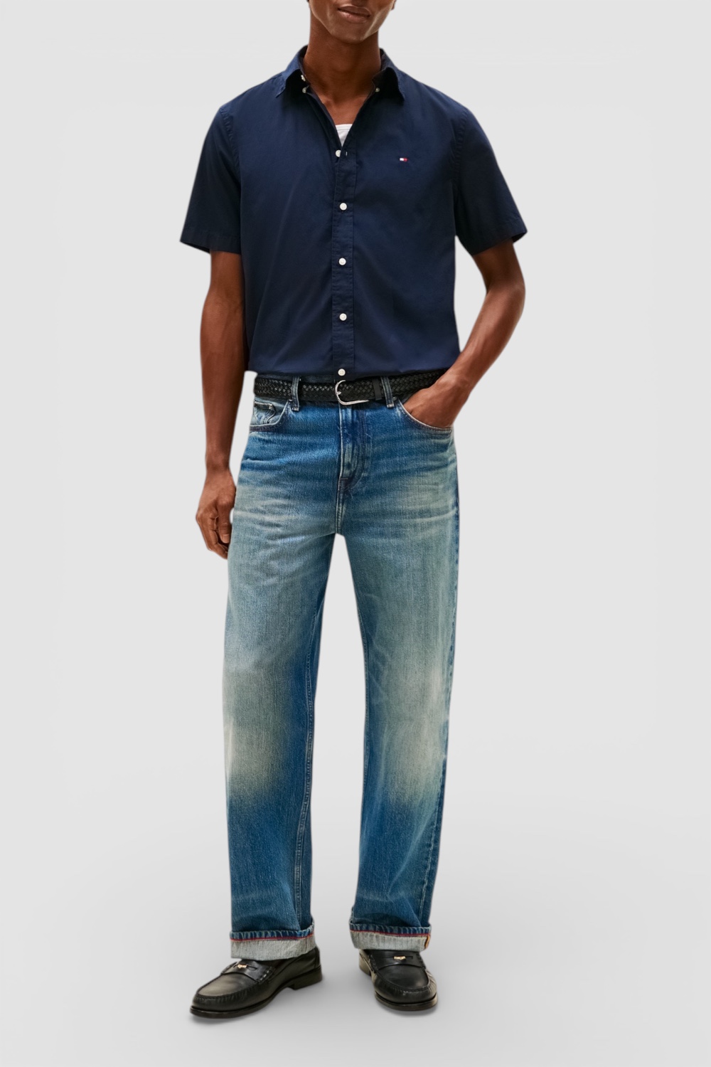 תמונת כל הלוק של חולצה מכופתרת